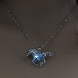 Collar con colgante de un caballo resplandeciente con motivo de un caballo al galope