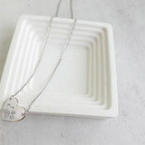 Collar con medallón de pata de corazón de plata