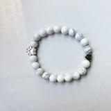 Pulsera hecha a mano con piedra natural y un colgante en forma de corazón