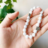 Pulsera hecha a mano con piedra natural y un colgante en forma de corazón