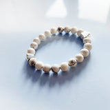 Pulsera hecha a mano con piedra natural y un colgante en forma de corazón