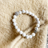 Pulsera hecha a mano con piedra natural y un colgante en forma de corazón