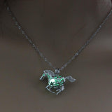 Collar con colgante de un caballo resplandeciente con motivo de un caballo al galope