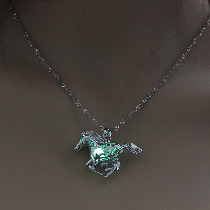 Collar con colgante de un caballo resplandeciente con motivo de un caballo al galope