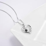 Collar con huellas y un corazón, con un colgante con el símbolo del infinito