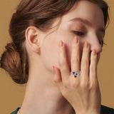 Anillo ajustable con huellas negras y una gema roja