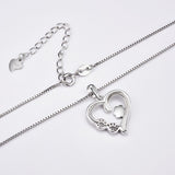 Collar con huellas y un corazón, con un colgante con el símbolo del infinito