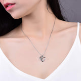 Collar con huellas y un corazón, con un colgante con el símbolo del infinito