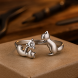 Anillo de plata con forma de gato juguetón – ajustable, con circonitas
