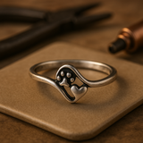 Anillo de plata de ley con motivos de patitas y corazones