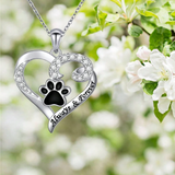 Collar con una bonita pata de perro en forma de corazón, de acero inoxidable