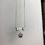 Bonito collar con forma de pata de perro de acero inoxidable