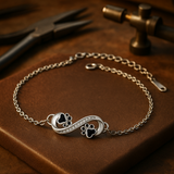 Pulsera con el símbolo del infinito, con un colgante con forma de huella y circonitas