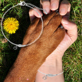 Pulsera conmemorativa de plata con alas de ángel y huellas de patas | Hecha a mano