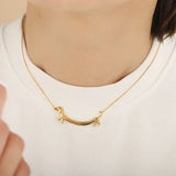 Collar de color dorado con forma de teckel para mujer