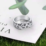 Un anillo divertido y elegante con diseño de collar para perros