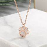 Collar con colgante de pata: una joya con motivos animales simbólicos para mujer