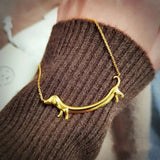Collar de color dorado con forma de teckel para mujer