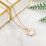 Collar con colgante de pata: una joya con motivos animales simbólicos para mujer