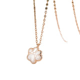 Collar con colgante de pata: una joya con motivos animales simbólicos para mujer