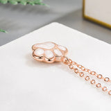 Collar con colgante de pata: una joya con motivos animales simbólicos para mujer