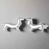 Pendientes de perrito hechos de plata