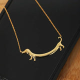 Collar de color dorado con forma de teckel para mujer