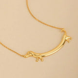 Collar de color dorado con forma de teckel para mujer