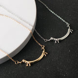 Collar de color dorado con forma de teckel para mujer
