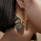 Pendientes con alas de mariposa bordadas