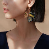 Pendientes con alas de mariposa bordadas