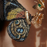 Pendientes con alas de mariposa bordadas