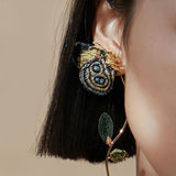 Pendientes con alas de mariposa bordadas