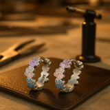 Pendientes de Aro con Huellas de Colores en Plata de Ley – Diseño Elegante