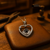 Collar con forma de pata y circonita, hecho con todo el corazón - Compañeros fieles