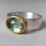 Anillo verde con piedra redondeada, estilo vintage