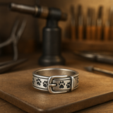 Un anillo divertido y elegante con diseño de collar para perros