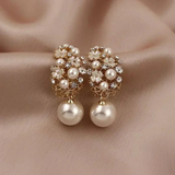 Elegantes pendientes de perlas con motivos florales